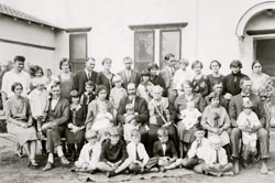 Harriet and Albert Owen and some of their children and grandchildren circa 1920